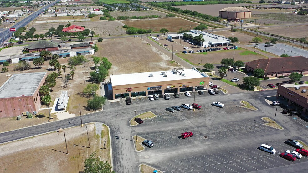 2222 S 77 Sunshine Strip, Harlingen, TX à louer - Photo du bâtiment - Image 2 de 6