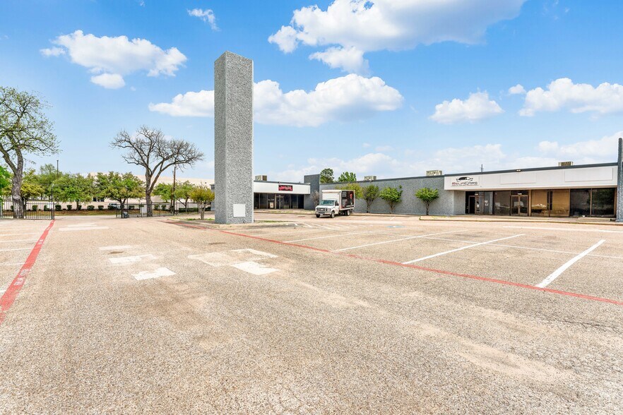 2474 Manana Dr, Dallas, TX à louer - Photo du bâtiment - Image 3 de 9