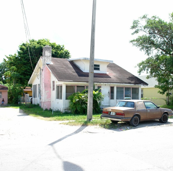 8229 NE 1st Ave, Miami, FL à vendre - Photo du bâtiment - Image 2 de 2