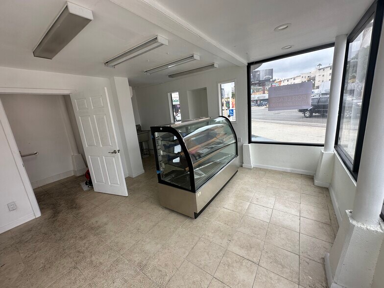 7300 W Sunset Blvd, Los Angeles, CA à louer - Photo du bâtiment - Image 3 de 9