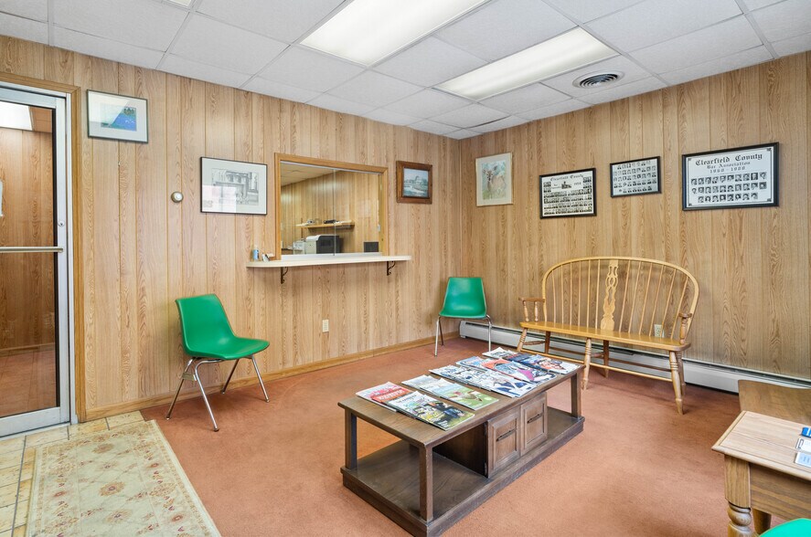 221 E Market St, Clearfield, PA à vendre - Photo du bâtiment - Image 2 de 40