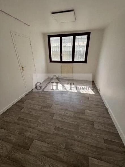 Office in Wissous for lease - Interior Photo - Image 1 of 6