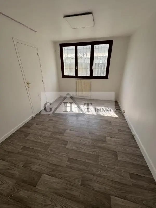 Office in Wissous for lease Interior Photo- Image 1 of 7