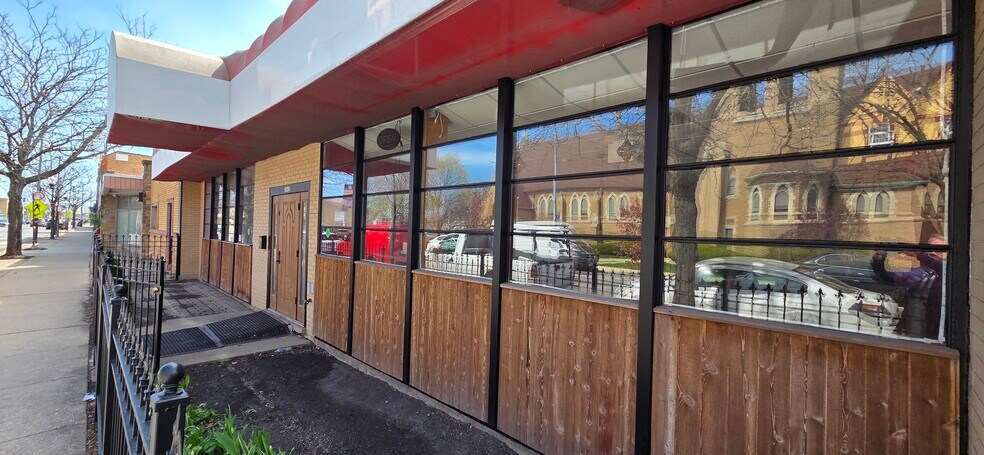 5445 W Diversey Pky, Chicago, IL à vendre - Photo du bâtiment - Image 3 de 10