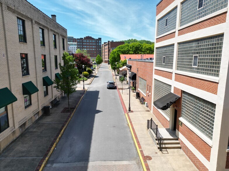 50 Clay St, Morgantown, WV à louer - Photo du bâtiment - Image 3 de 33