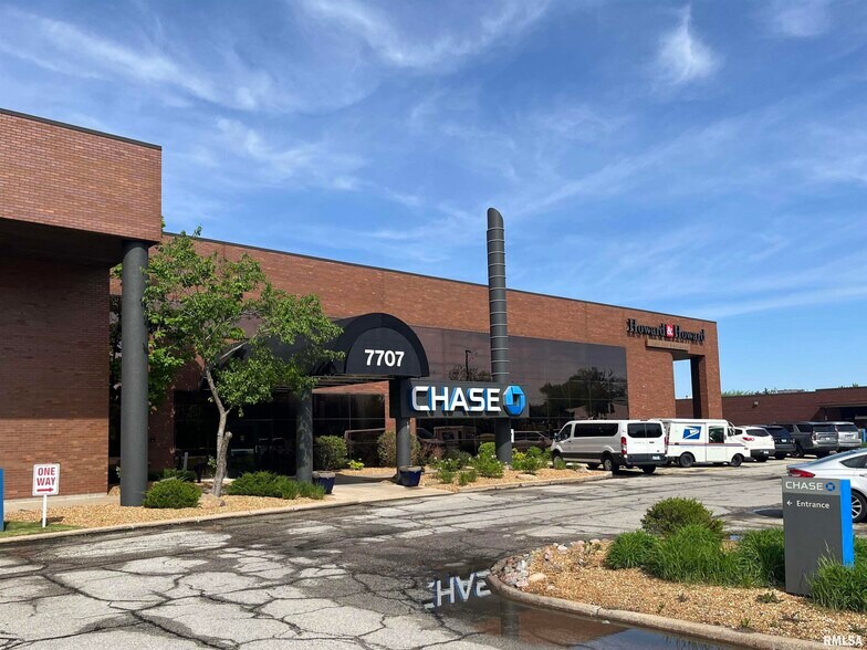 7707 N Knoxville Ave, Peoria, IL à louer - Photo du bâtiment - Image 2 de 3