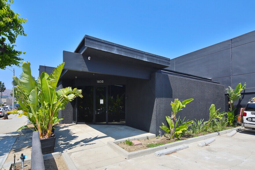 Burbank Empire Studios portefeuille de 2 propriétés à vendre sur LoopNet.ca - Photo principale - Image 2 de 2