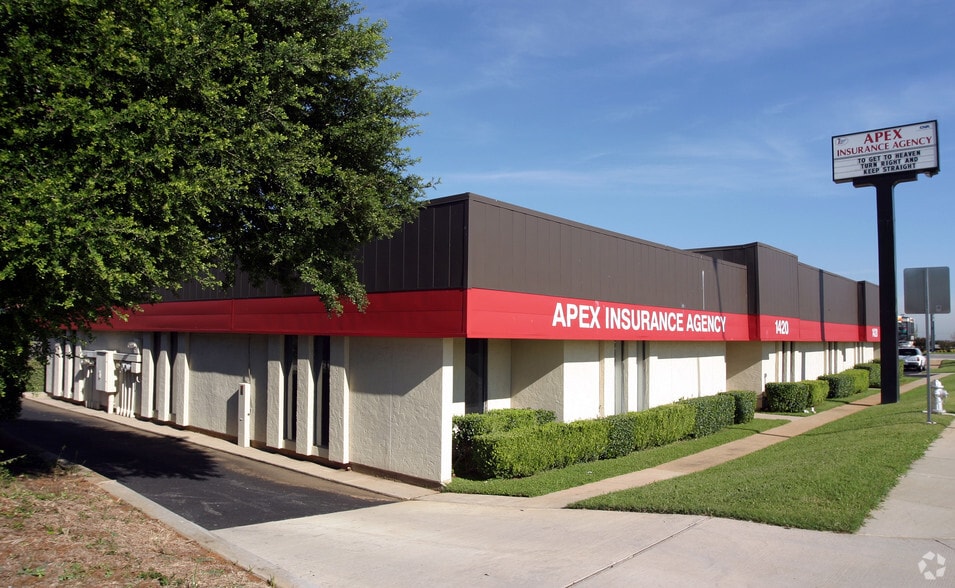 1420 N Cooper St, Arlington, TX for lease - Building Photo - Image 2 of 12