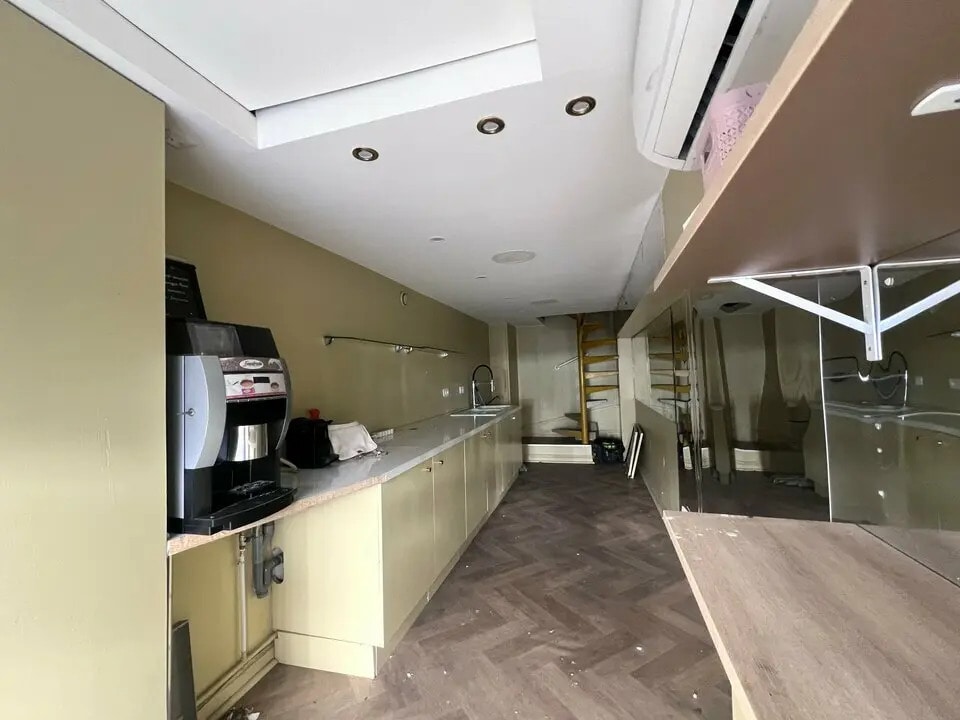 Retail in Nice for lease Interior Photo- Image 1 of 4