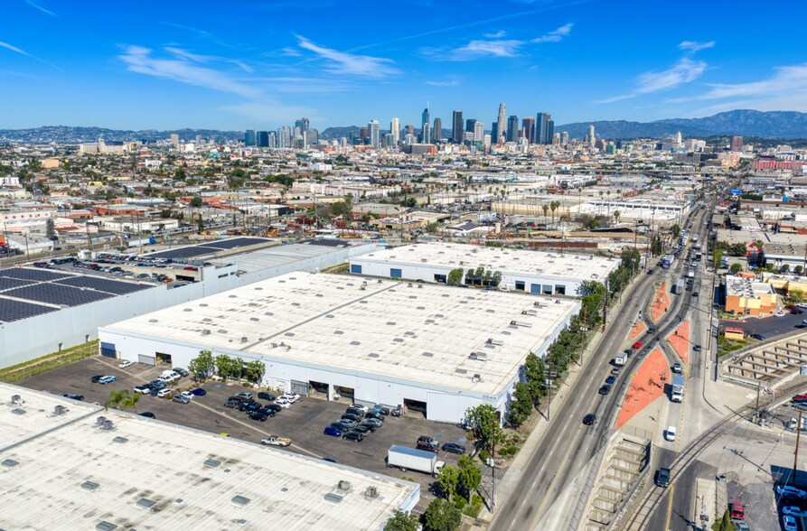 2501-2551 S Alameda St, Los Angeles, CA à louer - Vidéo aérienne - Image 2 de 7