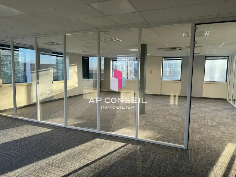 Office in Saint-Germain-en-Laye for lease - Interior Photo - Image 3 of 5