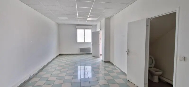 3 Rue Des Perdrix, Mandres-les-Roses for lease Interior Photo- Image 1 of 31