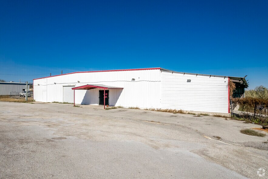1457 S Highway 181, Karnes City, TX à vendre - Photo du bâtiment - Image 3 de 6