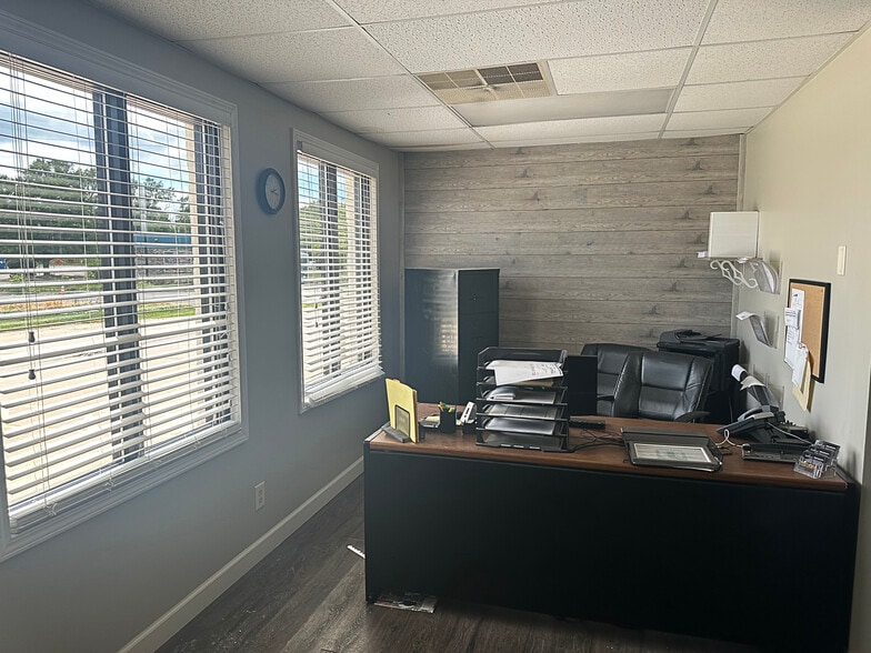 1628 Commerce Pky, Bloomington, IL for lease - Building Photo - Image 3 of 13