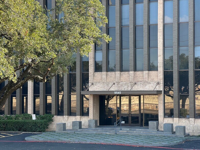 9545 Katy Fwy, Houston, TX à louer - Photo du bâtiment - Image 3 de 8