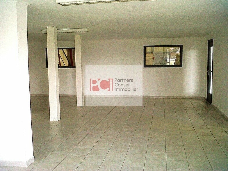 Flex in Saint-Gilles for lease - Interior Photo - Image 2 of 3
