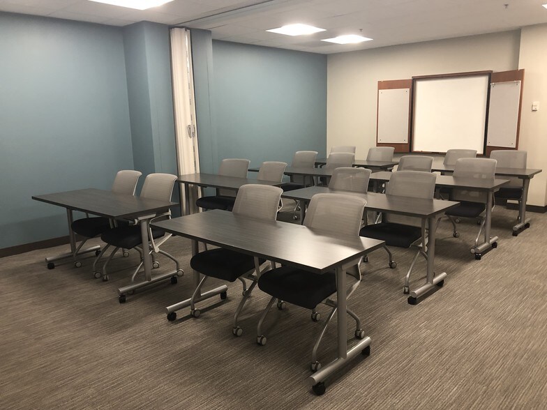 2300 N Barrington Rd, Hoffman Estates, IL for lease - Interior Photo - Image 2 of 19