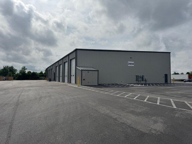 3850 S Honeysuckle Ln, Rogers, AR à vendre - Photo du bâtiment - Image 2 de 7