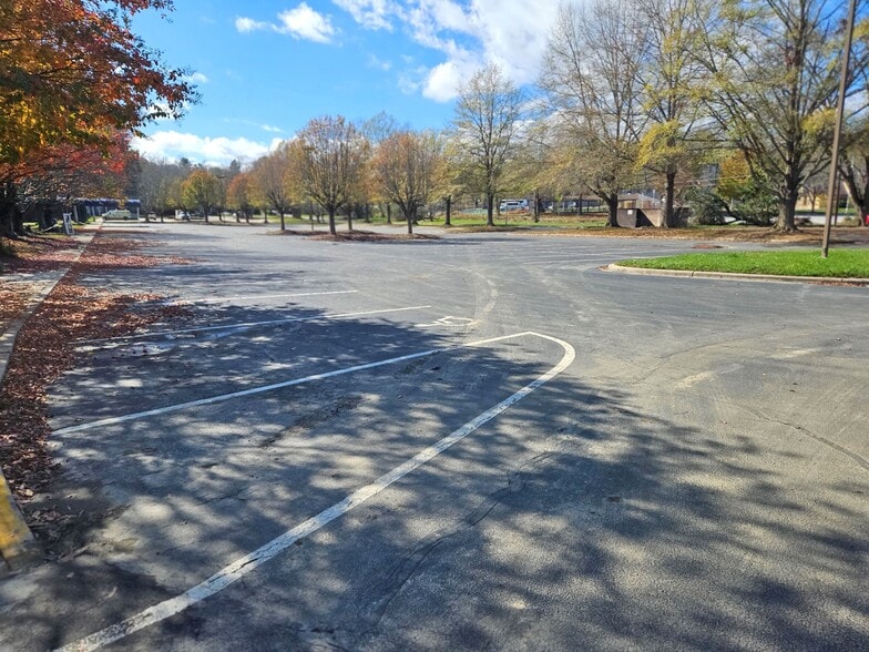 800 Beverly Hanks Ctr, Hendersonville, NC for lease - Building Photo - Image 3 of 10