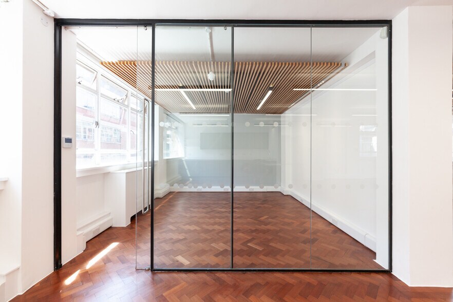 26 Eastcastle St, Londres à louer - Photo du bâtiment - Image 3 de 18