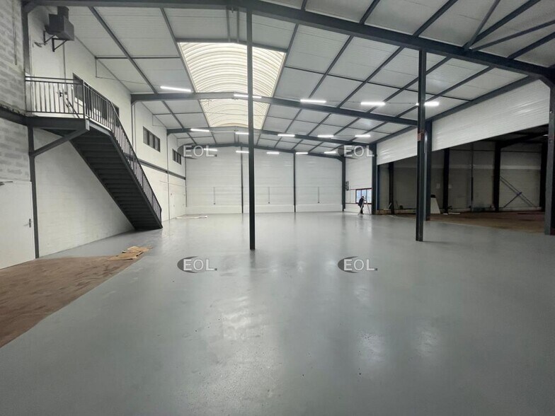 Flex in Goussainville for lease - Building Photo - Image 3 of 6