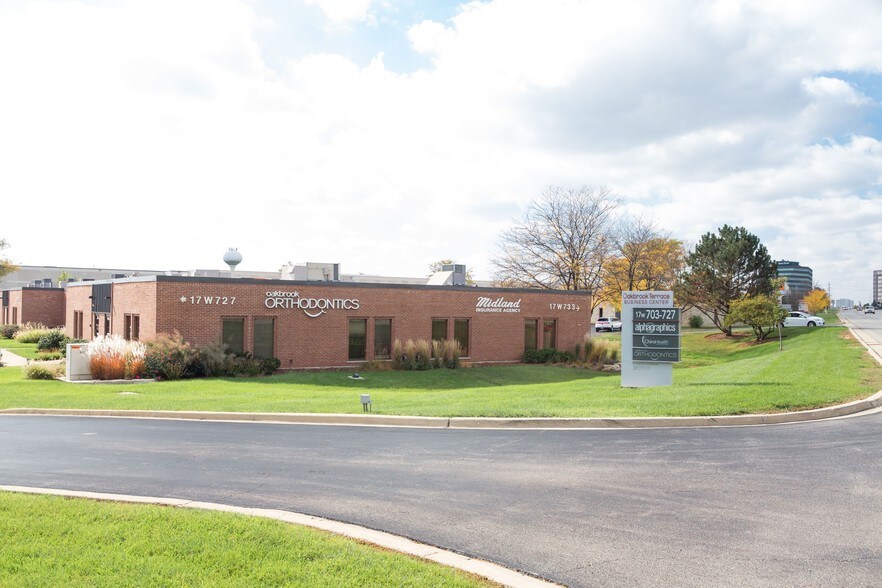 17W695-17W745 Butterfield Rd, Oakbrook Terrace, IL à louer - Photo du bâtiment - Image 3 de 6