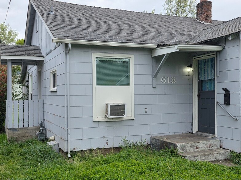 618 SE M St, Grants Pass, OR for sale - Building Photo - Image 2 of 15