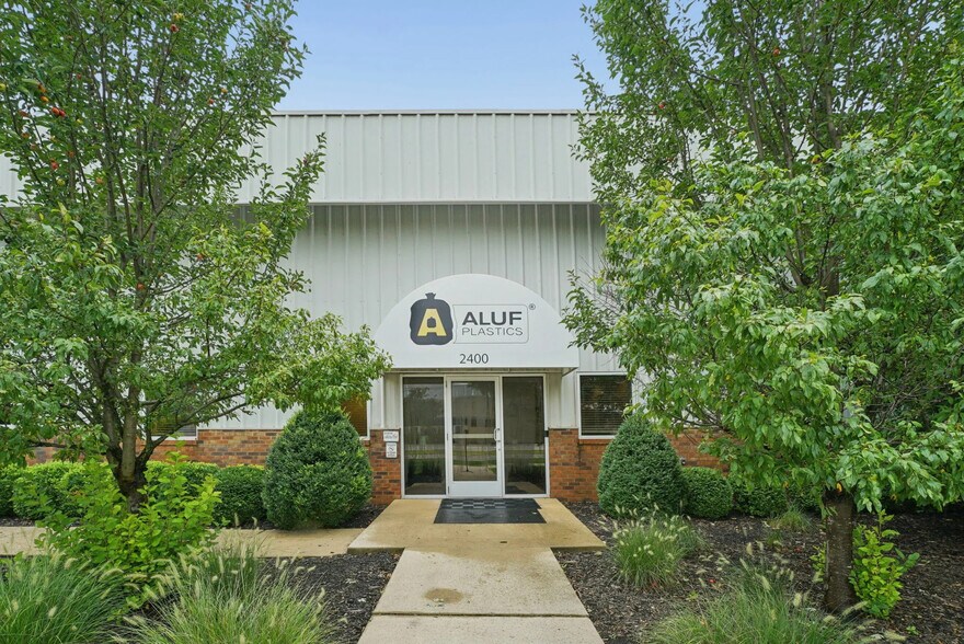 2400 Marilyn Ln, Columbus, OH à louer - Photo du bâtiment - Image 1 de 10