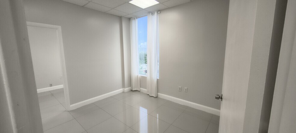 12550 Biscayne Blvd, North Miami, FL à louer - Photo du bâtiment - Image 2 de 10