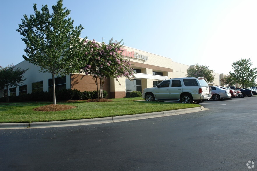 2401 Whitehall Park Dr, Charlotte, NC for lease - Building Photo - Image 3 of 22