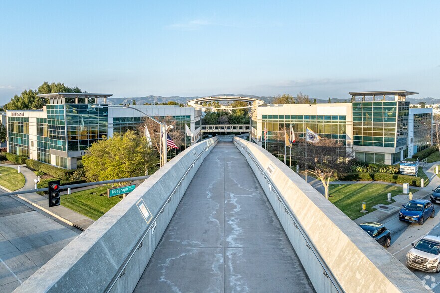 12215 Telegraph Rd, Santa Fe Springs, CA à louer - Photo du bâtiment - Image 3 de 12