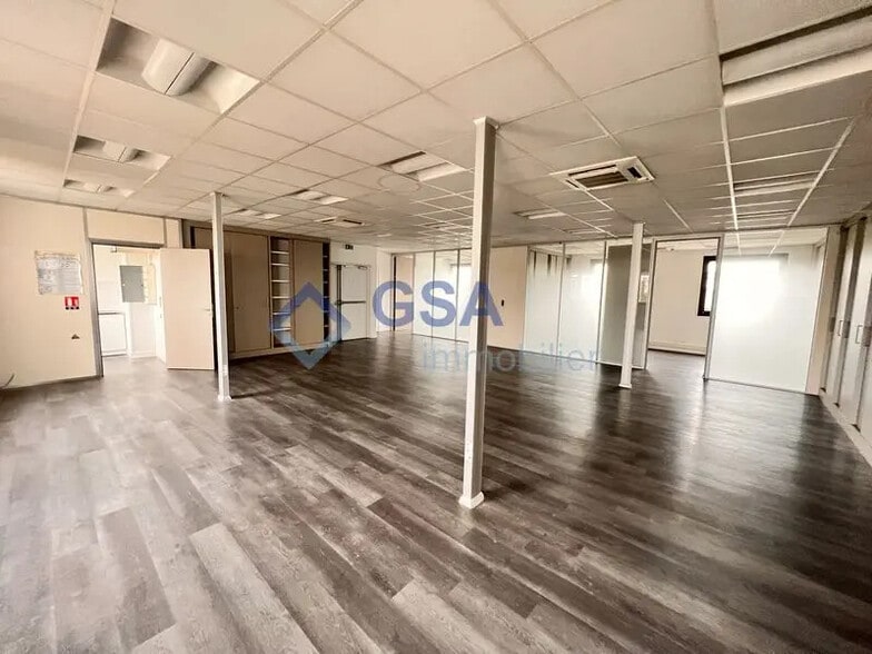 Office in Lisses for lease - Interior Photo - Image 3 of 9