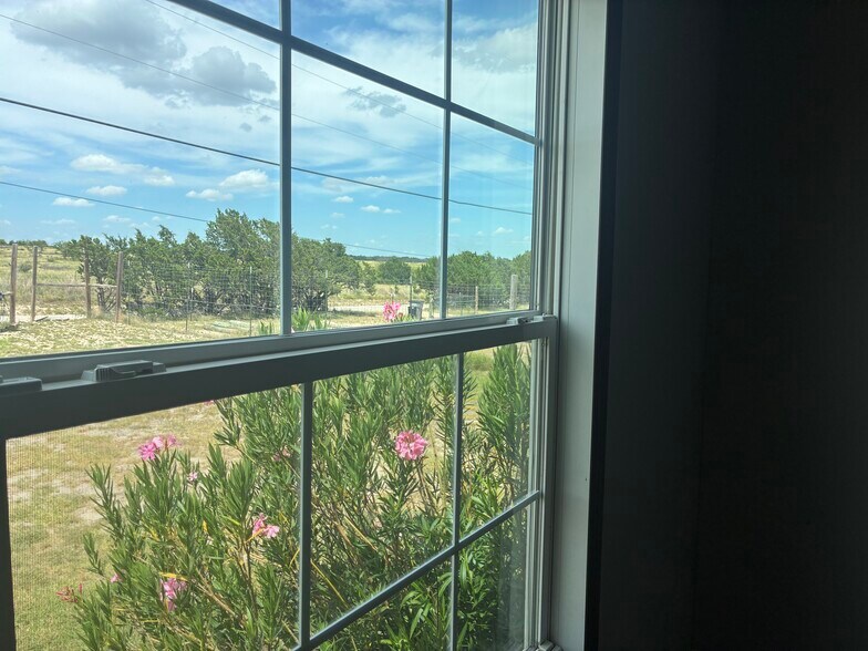 389 COUNTY ROAD 1281, Lampasas, TX à vendre - Photo du bâtiment - Image 2 de 26