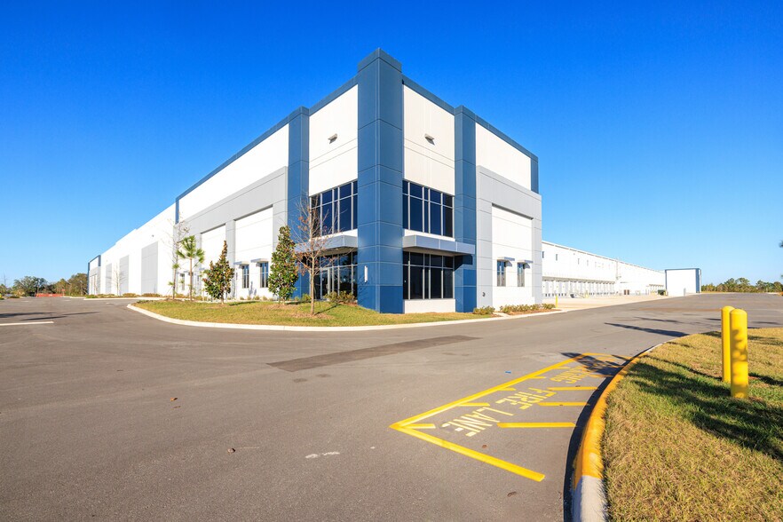 9876 Air Commerce Pky, Orlando, FL à louer - Photo du bâtiment - Image 3 de 14
