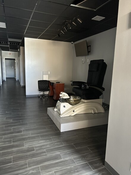 410 N Ed Carey Dr, Harlingen, TX for lease - Interior Photo - Image 3 of 5