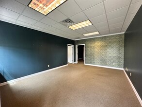 901 Chestnut Hills Pky, Fort Wayne, IN for sale Interior Photo- Image 2 of 6