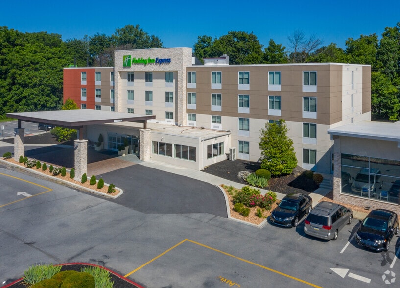 1715 Plaza Ln, Allentown, PA for sale - Primary Photo - Image 1 of 5