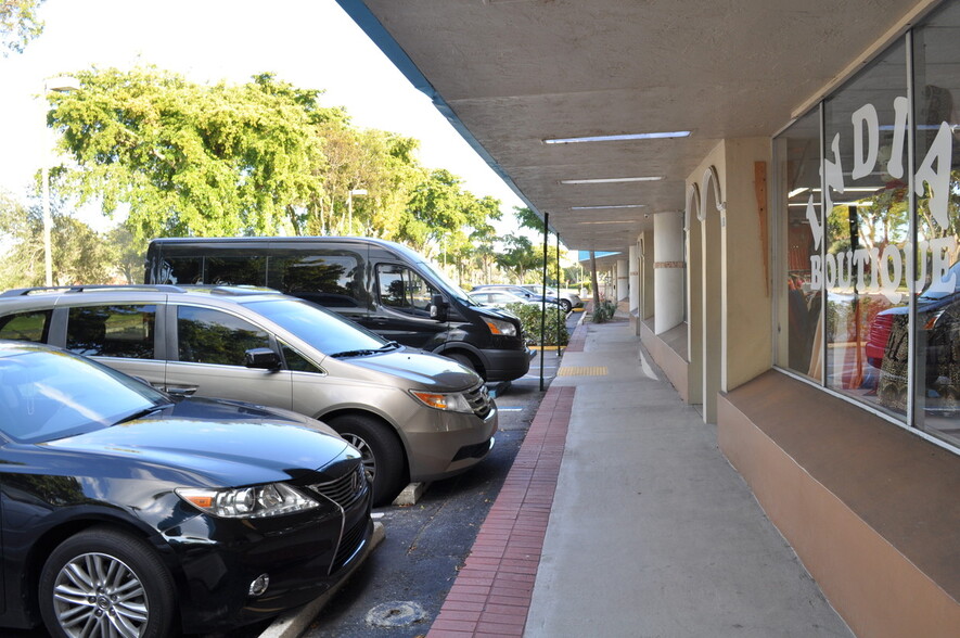 7200-7300 W Oakland Park Blvd, Lauderhill, FL for lease - Building Photo - Image 3 of 5