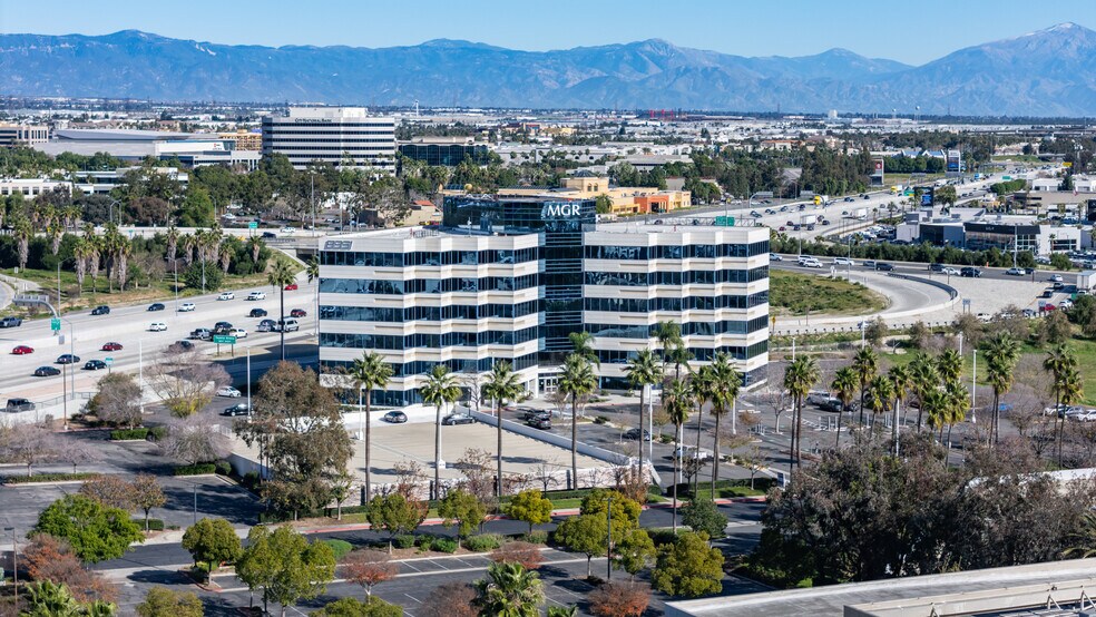 3401 Centrelake Dr, Ontario, CA à louer - Photo du bâtiment - Image 3 de 15