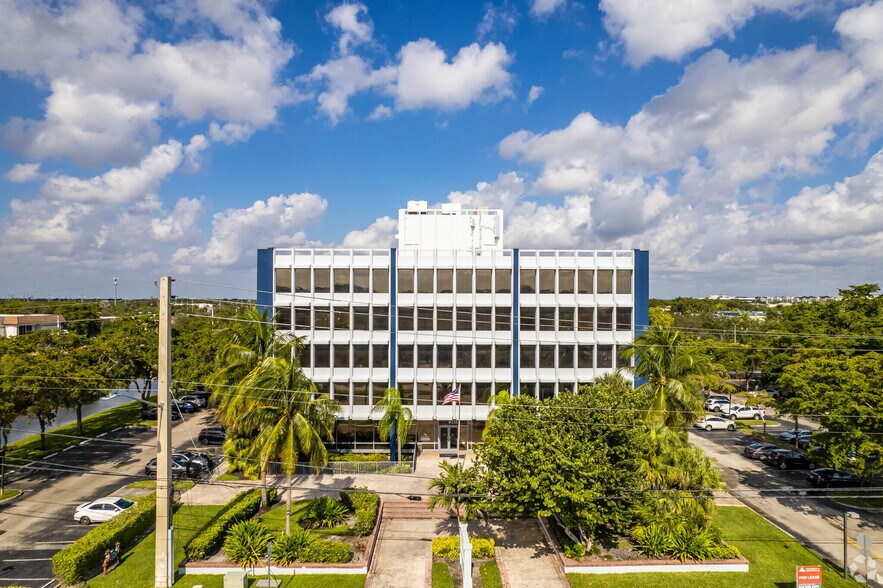 8751 W Broward Blvd, Plantation, FL à louer - Photo du bâtiment - Image 1 de 5