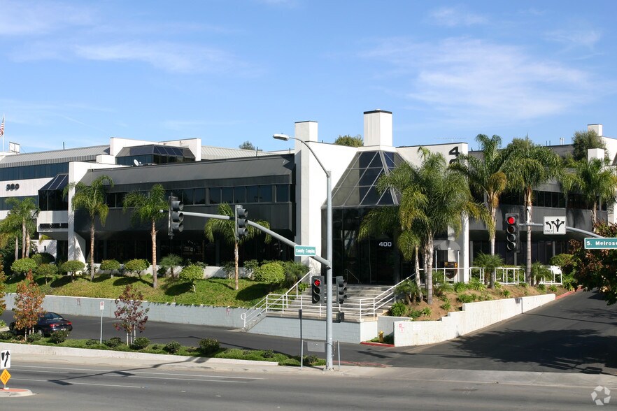 400 S Melrose Dr, Vista, CA à louer - Photo du bâtiment - Image 2 de 7