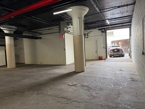 114-02 15th Ave, College Point, NY à louer Photo intérieure- Image 2 de 3