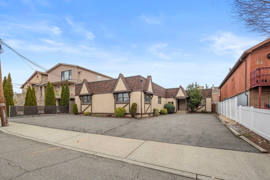 854 8th St, Secaucus, NJ à vendre - Photo du bâtiment - Image 1 de 18