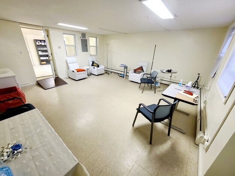 10205 63rd Rd, Forest Hills, NY for lease - Interior Photo - Image 2 of 13