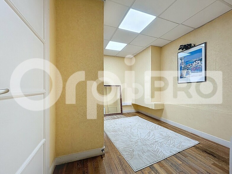 Office in Chantilly for sale - Interior Photo - Image 2 of 6