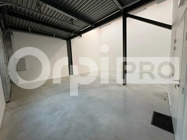 Flex in Lieusaint for lease - Interior Photo - Image 3 of 6
