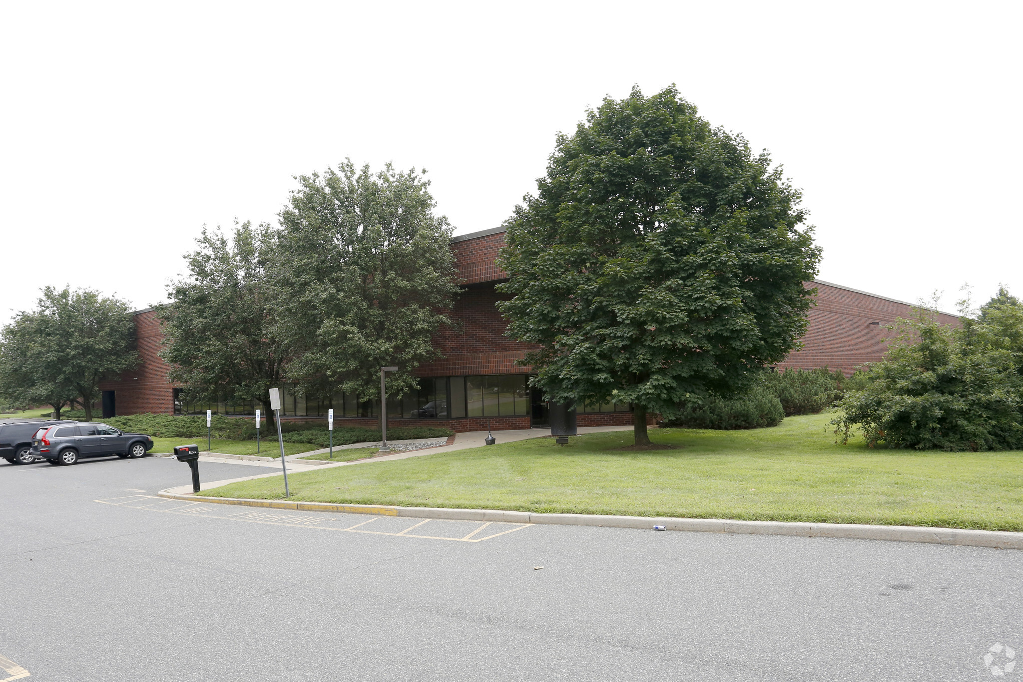 160 Herrod Blvd, South Brunswick, NJ for lease Primary Photo- Image 1 of 7