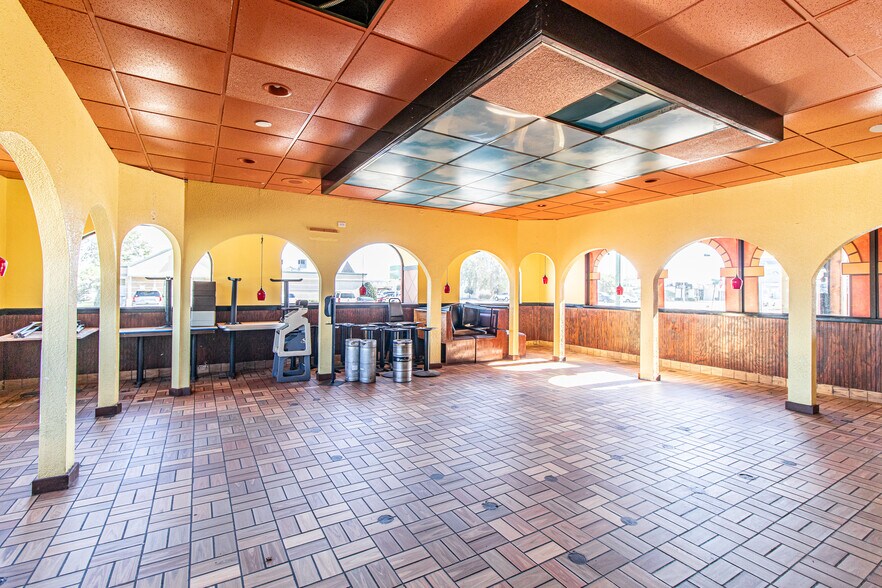 1301 N 18th St, Monroe, LA for sale - Interior Photo - Image 2 of 19