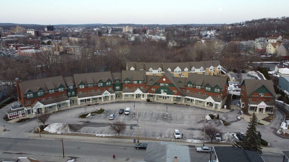 711 Front St, Woonsocket, RI à louer - Photo du bâtiment - Image 2 de 19