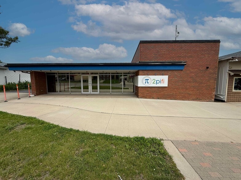 3223 1st Ave SE, Cedar Rapids, IA à vendre - Photo du bâtiment - Image 2 de 18